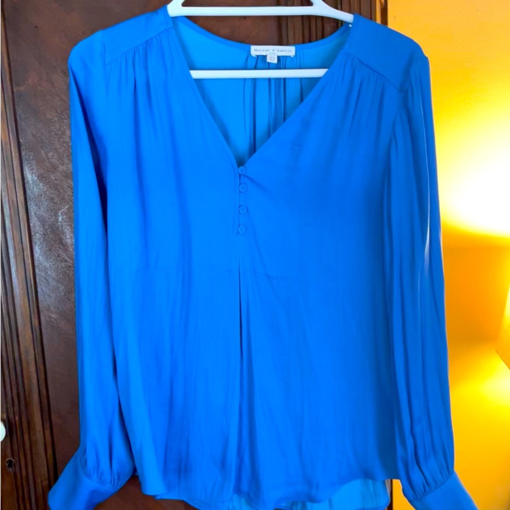 Ladies small royal blue top.